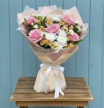 Букет цветов из:  Гвоздики, Орхидеи и Розы в Комсомольском Воронежской области