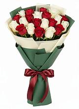 Букет Микс из красных и белых роз в Комсомольском Воронежской области