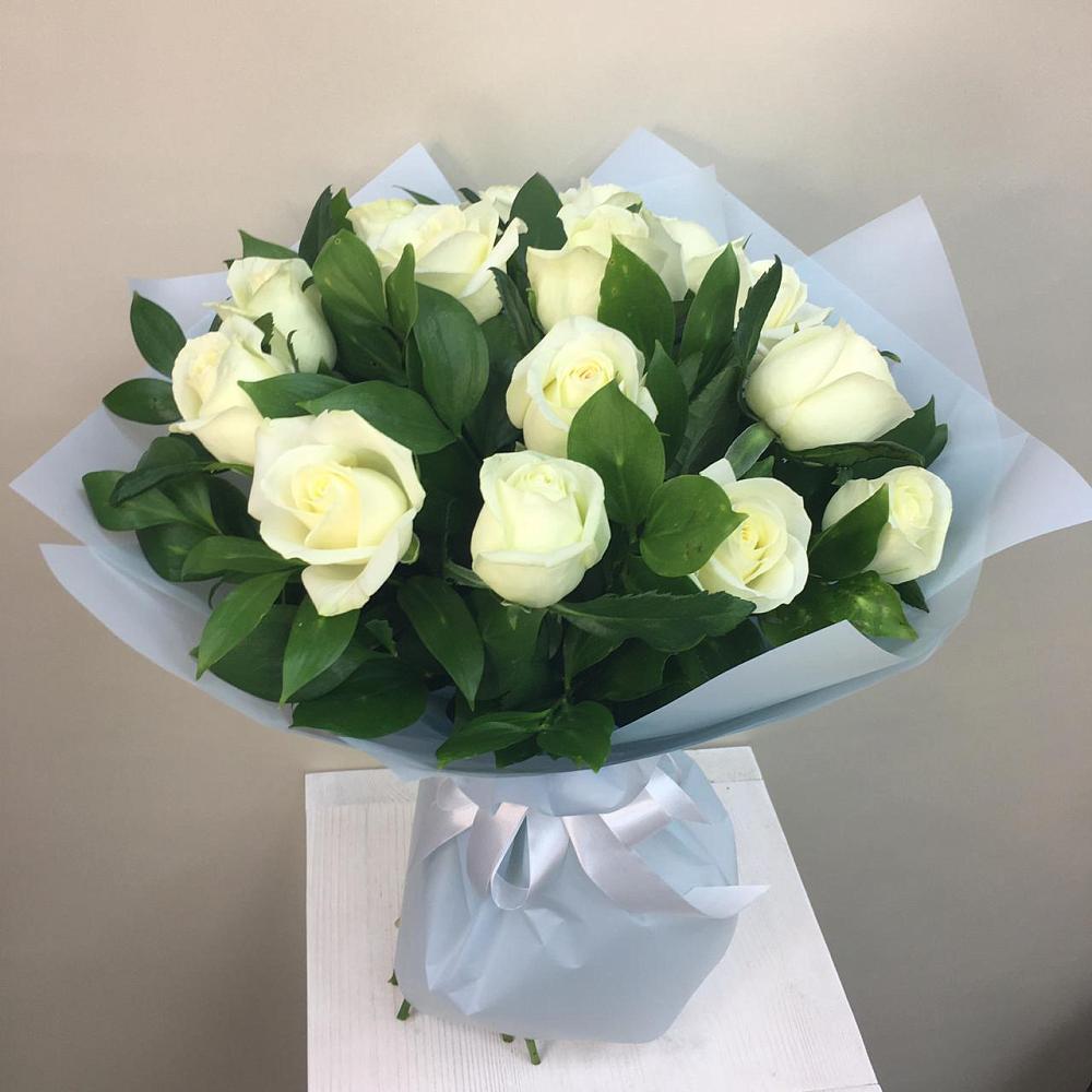 Букет 15 Белых роз Проуд в Комсомольском Воронежской области