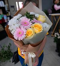 Букет цветов из:  Герберы, Розы и Хризантемы в Комсомольском Воронежской области