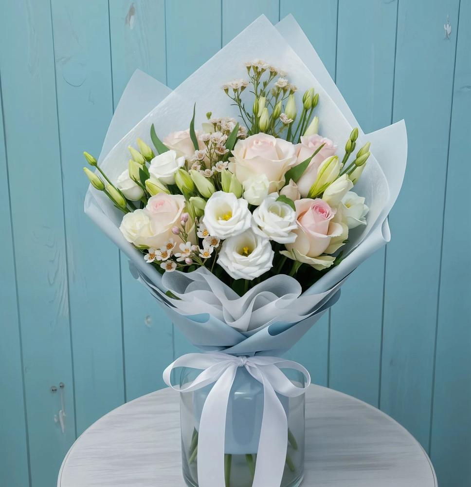 Букет цветов из: Розы и Лизиантусы в Комсомольском Воронежской области