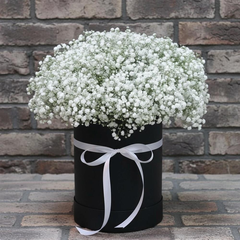 Цветочная композиция из Гипсофила в шляпной коробке в Комсомольском Воронежской области