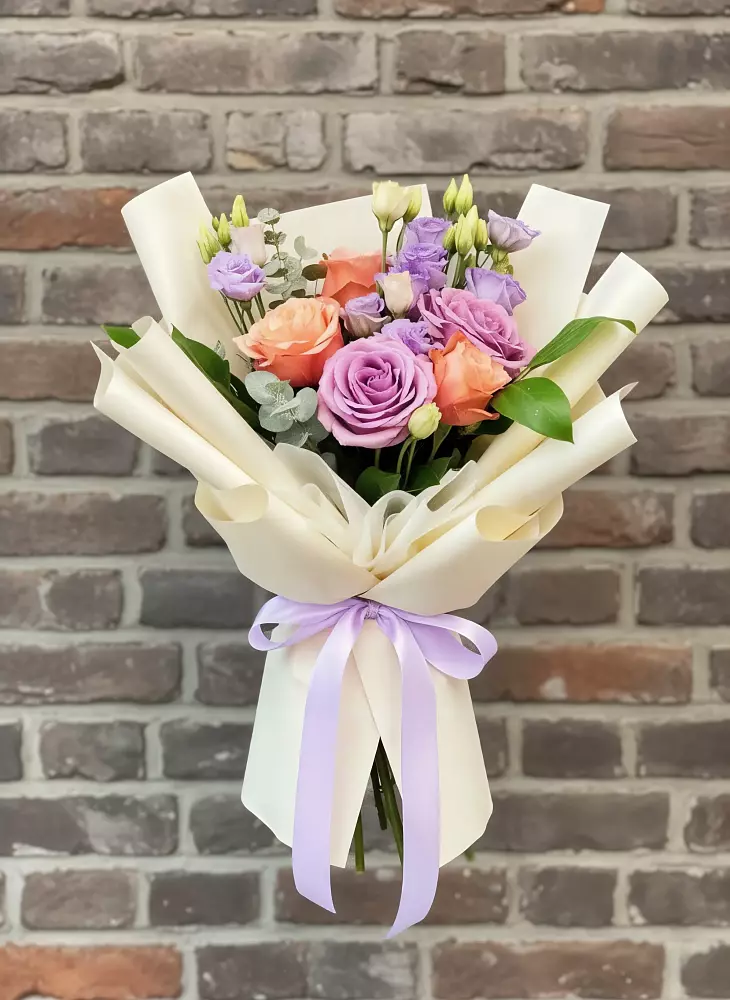 Букет цветов из: Лизиантусы и Розы в Комсомольском Воронежской области