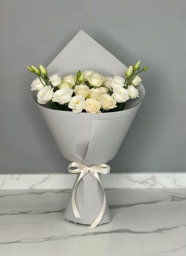 Букет цветов из: Розы и Лизиантусы в Комсомольском Воронежской области