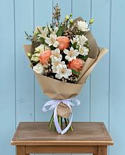 Букет цветов из:  Альстромерии, Лизиантусы, Розы и Хризантемы в Комсомольском Воронежской области
