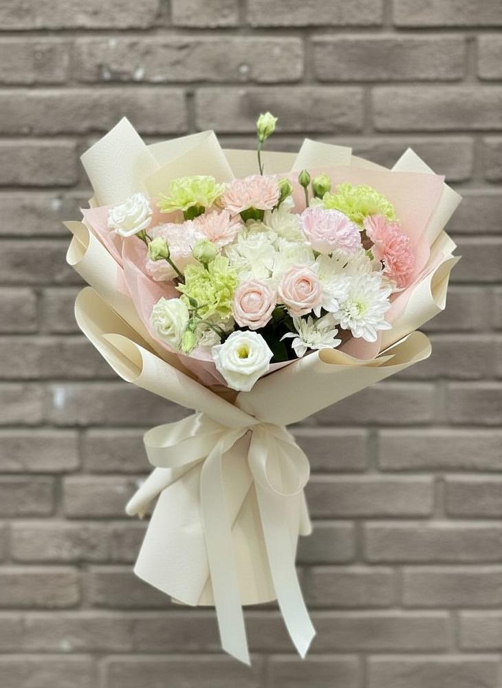 Букет цветов из: Гвоздики, Розы, Лизиантусы и Хризантемы в Комсомольском Воронежской области