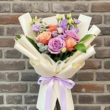 Букет цветов из:  Лизиантусы и Розы в Комсомольском Воронежской области