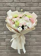 Букет цветов из:  Гвоздики, Розы, Лизиантусы и Хризантемы в Комсомольском Воронежской области