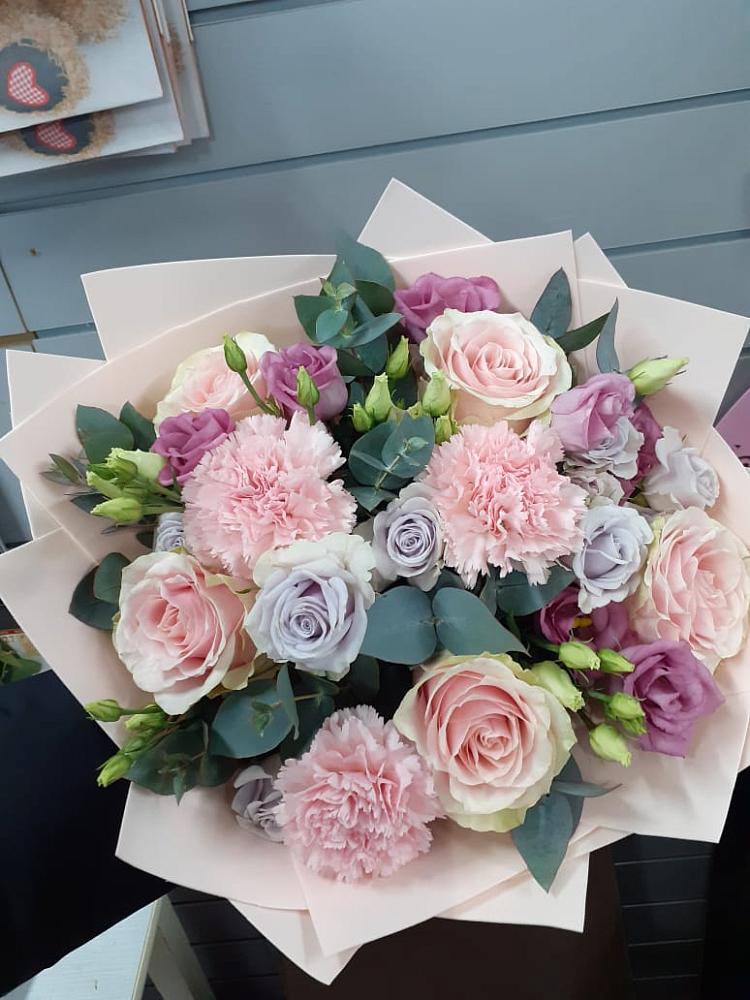 Букет цветов из: Розы, Гвоздики и Лизиантусы в Комсомольском Воронежской области