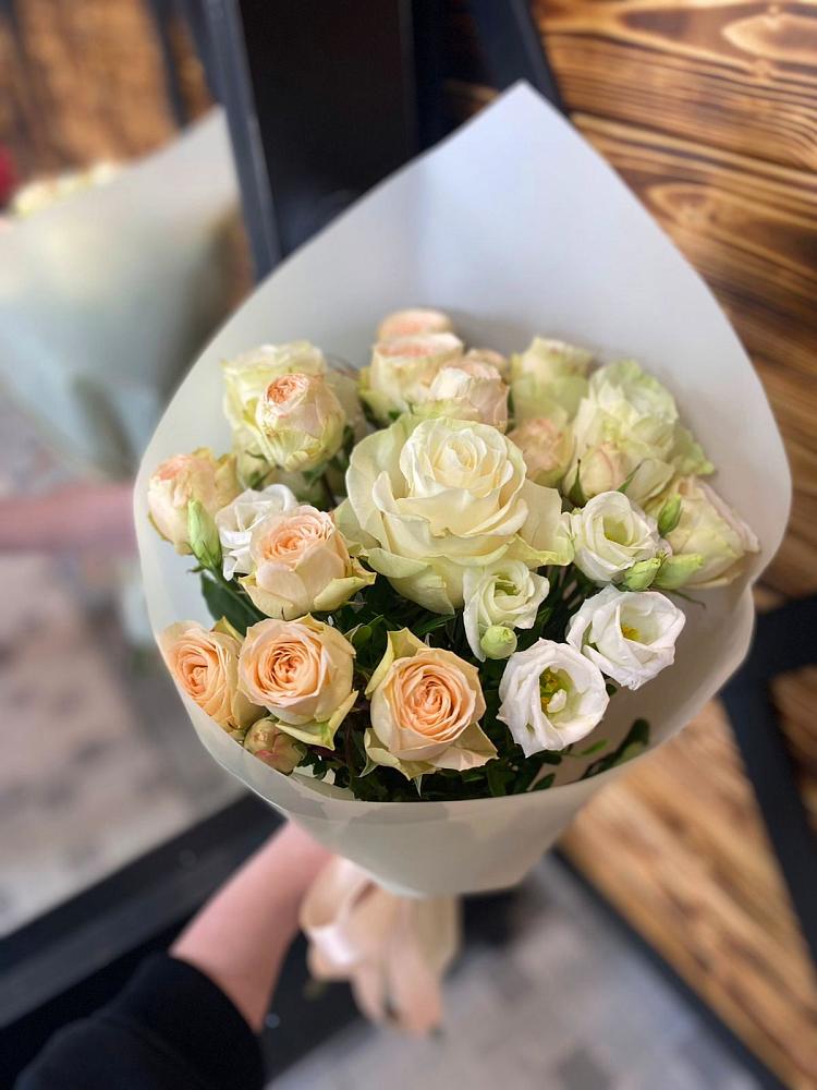 Букет цветов из: Розы и Лизиантусы в Комсомольском Воронежской области